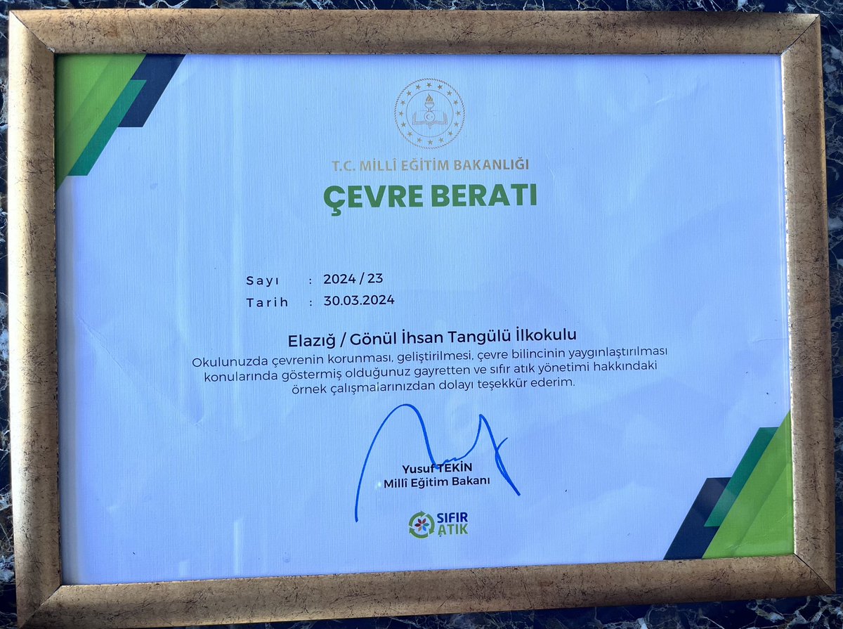gitio_23's tweet photo. Milli Eğitim Bakanlığı tarafından okulumuza layık görülen ‘Çevre Beratı’ belgesi  Sayın İl Milli Eğitim Müdürümüz @mehmetyigitmem tarafından okul müdürümüz ve öğretmenlerimize takdim edildi. Yeşil bir gelecek için el ele🌿@elazigmem @tcmeb https://t.co/TXfoITTuCQ