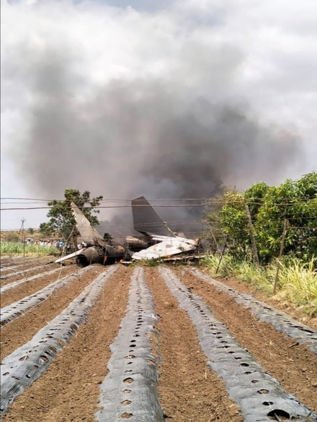ridersworldwide's tweet photo. BIG BREAKING🚨
A fighter Jet of #IndianArmy Crashed in Nashik, Maharashtra.
Thank God🙏
The Pilot and Co-Pilot are Safe.
#PlaneCrash #SukhoiFighterJet #SukhoiJet #BoycottInstagram #DishaPatani #AjayDevgn #NaraChandrababuNaidu #SonakshiSinha #PavithraGowda #Arrest #ZaheerIqbal https://t.co/XueG5rvZd7