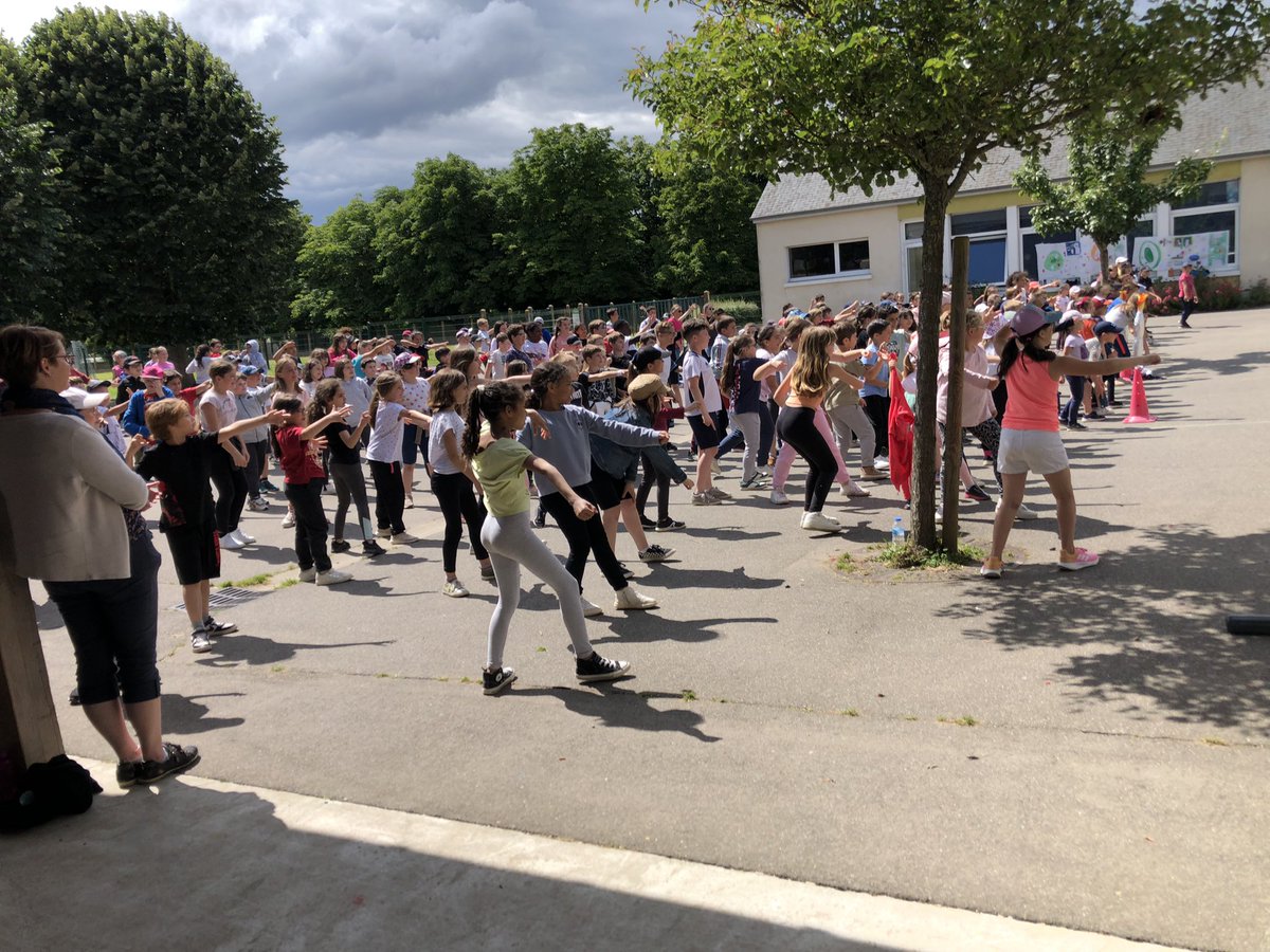 Journée olympique entre 2 écoles de la circonscription de Pithiviers
✅1 défilé avec drapeaux et flamme olympique 
✅ 10 activités sportives et culturelles 
✅ le flashmobe de l USEP réalisé par tous les élèves 
👏pour cette belle journée placée sous le signe de la coopération