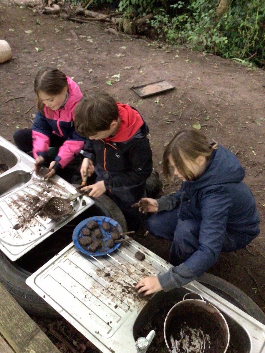 walton_primary's tweet photo. Owls have had lots of forest school fun today. @NatForestCo @WoodlandTrust @Muddyfaces #jtmatwellbeing #elsawellbeing @JohnTaylorMAT https://t.co/YVQ7j2BNwX