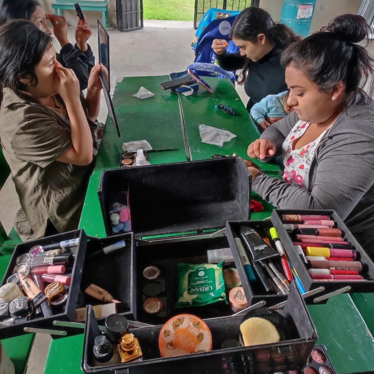 prefecturaloja's tweet photo. 📌 #Menfis - #LOJA
💅 A través del proyecto "Implementación y Fortalecimiento de #DefensoríasComunitarias para la protección de los derechos de los niños, niñas y adolescentes, dictamos el taller de automaquillaje "Mujeres que inspiran, mujeres que transforman".
#SabemosTrabajar https://t.co/OOTaerbYZs