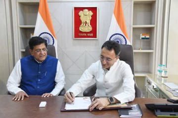 JitinPrasada's tweet photo. Took charge as Union Minister of State for Commerce & Industry, Govt of India.

I am honored to serve the nation and contribute in building a 'Viksit Bharat'.

Heartfelt thanks to Shri @piyushgoyal ji for being there with me on this momentous occasion.

I express my heartfelt gratitude to Hon'ble PM Shri @narendramodi ji for entrusting me with this significant responsibility.