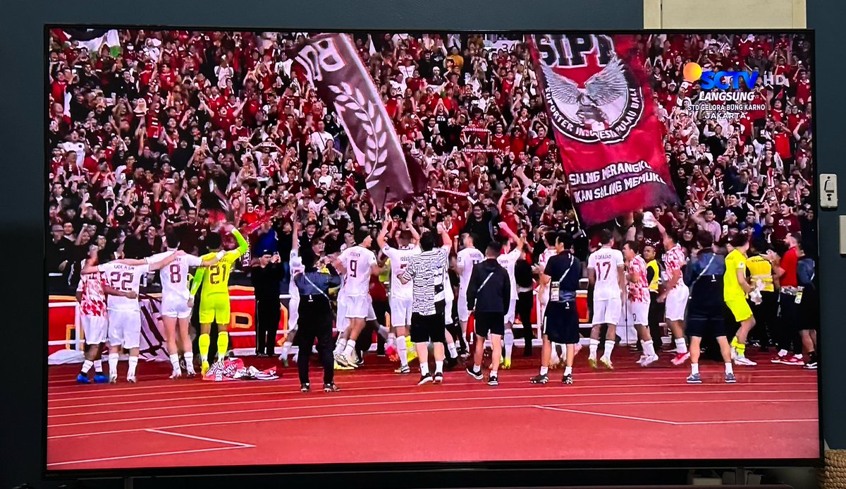 AndreKiagus's tweet photo. Panpel @PSSI mengapa tampilkan  penyanyi yang berjingkrak-jingkrak sendiri seusai pertandingan? Bukan merayakan bersama pendukung dan pemain dengan nyanyi berdama lagu yang memersatukan? Untung supporter memilih caranya sendiri dan perayaan jadi lebih berarti #TimnasDay https://t.co/Ytb0gnmUve