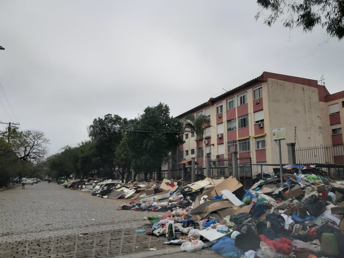 oramonnunes's tweet photo. Circulei agora por toda a região dos bairros Vila Farrapos e Humaitá. Vi 9 retroescavadeiras, 9 caminhões e montanhas de lixo que se acumulam. Acredito que será preciso MUITO mais maquinário, Prefeitura. https://t.co/uIQNLzthay