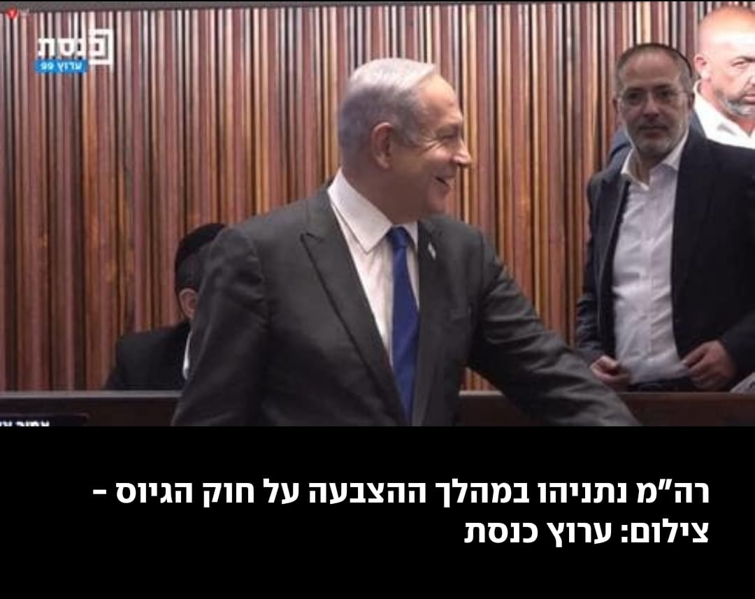 עברה כבר חצי יממה והתמונה הזו לא יוצאת לי מהראש.
הוא קורן משמחה. זחיחות ממארת. המנצח הגדול.
את מי הוא ניצח? את עמו, את ארצו, את מדינתו, אותם נשבע לשרת.
הוא כבר יודע, בזמן שהתמונה הזו מצולמת, שנפלו עוד 4 חיילים.
הוא יודע שיפלו עוד.
הוא יודע שצה"ל זקוק, באופן דחוף, לעוד 15 גדודים.