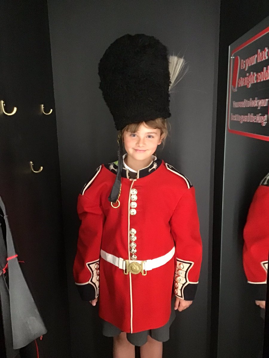 PelhamYear5's tweet photo. Some of our year 5 children had the opportunity to dress as a Welsh guard of the British army💂🏼‍♂️💂🏻‍♀️ https://t.co/Z9ERpJymTx