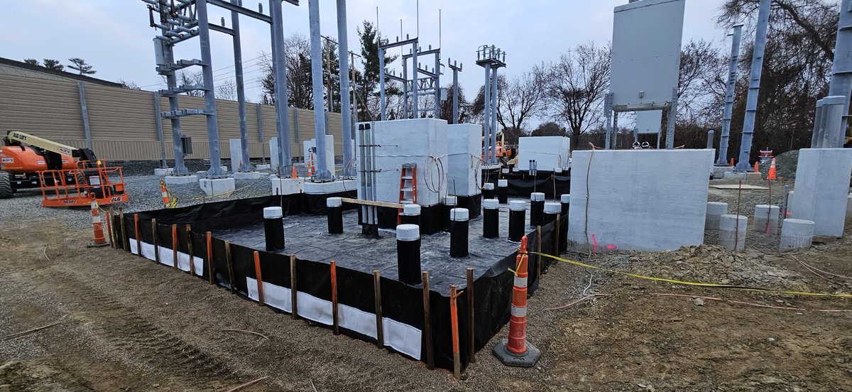 BCI_containment's tweet image. Our team aced this below-grade substation containment install!  Even with the tricky cylindrical piers, they kept the batten bars parallel and even. 

Contact us today for more information: hubs.la/Q02Bn4jX0

#OilContainment #TransformerProtection #BCI