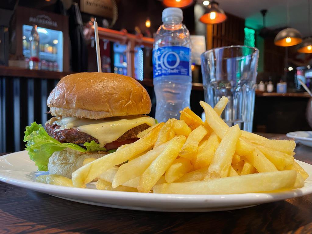 DonBoedo's tweet photo. Saboreando una deliciosa hamburguesa con papas fritas en Don Boedo, donde cada mordisco es un viaje al corazón del barrio de Boedo 🍔🍟
#DonBoedo #PizzeríaDeBarrio #Boedo
#BuenosAires #FoodLovers https://t.co/3sjOC2JiDw