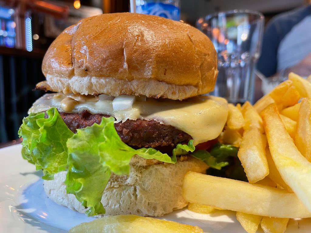 DonBoedo's tweet photo. Saboreando una deliciosa hamburguesa con papas fritas en Don Boedo, donde cada mordisco es un viaje al corazón del barrio de Boedo 🍔🍟
#DonBoedo #PizzeríaDeBarrio #Boedo
#BuenosAires #FoodLovers https://t.co/3sjOC2JiDw