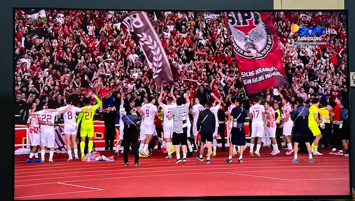 AndreKiagus's tweet photo. Sekali lagi, terima kasih @SCTV sudi berbagi bahagia ke seluruh Indonesia dgn tayangkan suasana hangat Timnas Garuda brsama pendukungnya di Stadion. Tidak langsung hentikan tauangan saat pertandingan selesai. Patut di contoh stasiun TV lain seperti @OfficialRCTI #TimnasDay #SCTV https://t.co/b12cz6EtDS