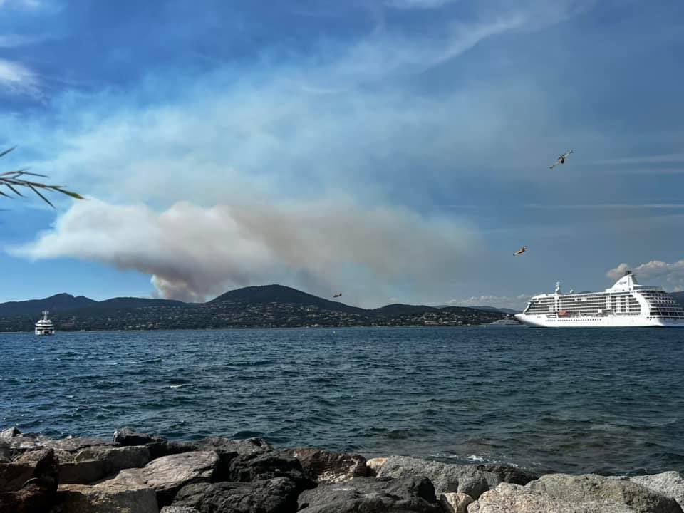 MeteoCotedAzur's tweet photo. 🔥🔴 #InfoIncendie : Le départ de feu sur la plaine des #Maures prend malheureusement de l’ampleur en cette fin de journée comme en témoigne cette photo prise depuis #SaintTropez(83). Trois avions #Canadairs ont été appelés à la rescousse ! #Nice06 #Info83 #Var #CotedAzurFrance https://t.co/01OAV0Kpfr