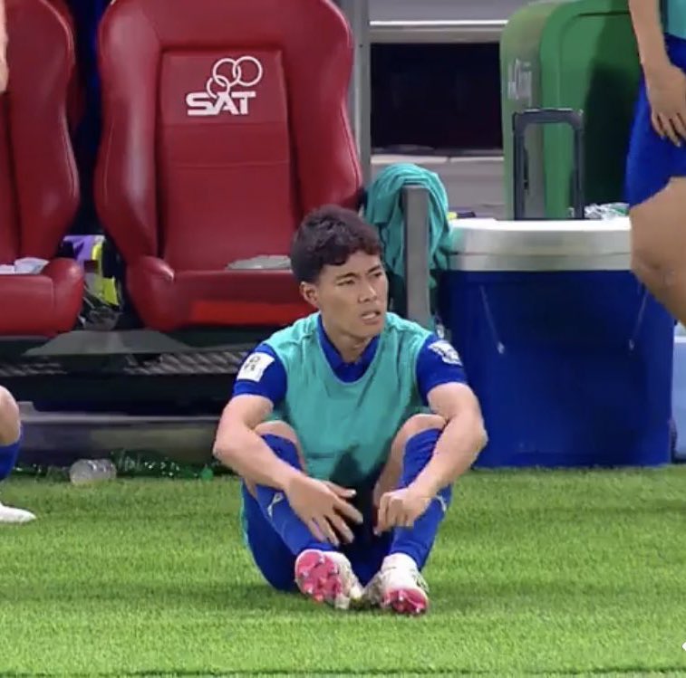 tonpaiiZqY's tweet photo. พวกพี่ก็คือที่สุดในใจเราละ ติดตามมาตั้งแต่อายุ14-15 จนตอนนี้เรียนจบแล้วก็ยังคงตามเชียร์พี่ๆเสมอ ไม่รู้ว่าจะมีโอกาสได้เห็นพี่ๆเล่นได้อีกนานแค่ไหน แต่ก็จะเชียร์เสมอ #บอลไทย https://t.co/76xdNzqJwq