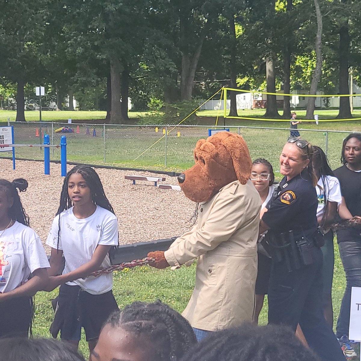 driddick73's tweet image. McGruff the Crime Dog and the @PortsmouthPD supported @CradockES for field day and to continue recognition of Gun Violence Awareness!! @ebracyPPS @cardellpatillo @Sand120513 @PortsVASchools @cityofPortsVA @McGruffatNCPC #ppsorangeout