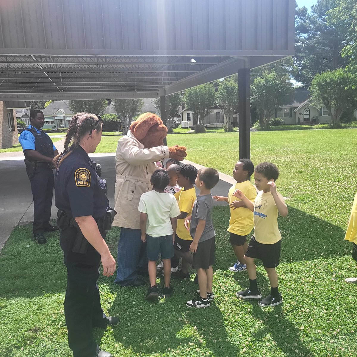 driddick73's tweet image. McGruff the Crime Dog and the @PortsmouthPD supported @CradockES for field day and to continue recognition of Gun Violence Awareness!! @ebracyPPS @cardellpatillo @Sand120513 @PortsVASchools @cityofPortsVA @McGruffatNCPC #ppsorangeout