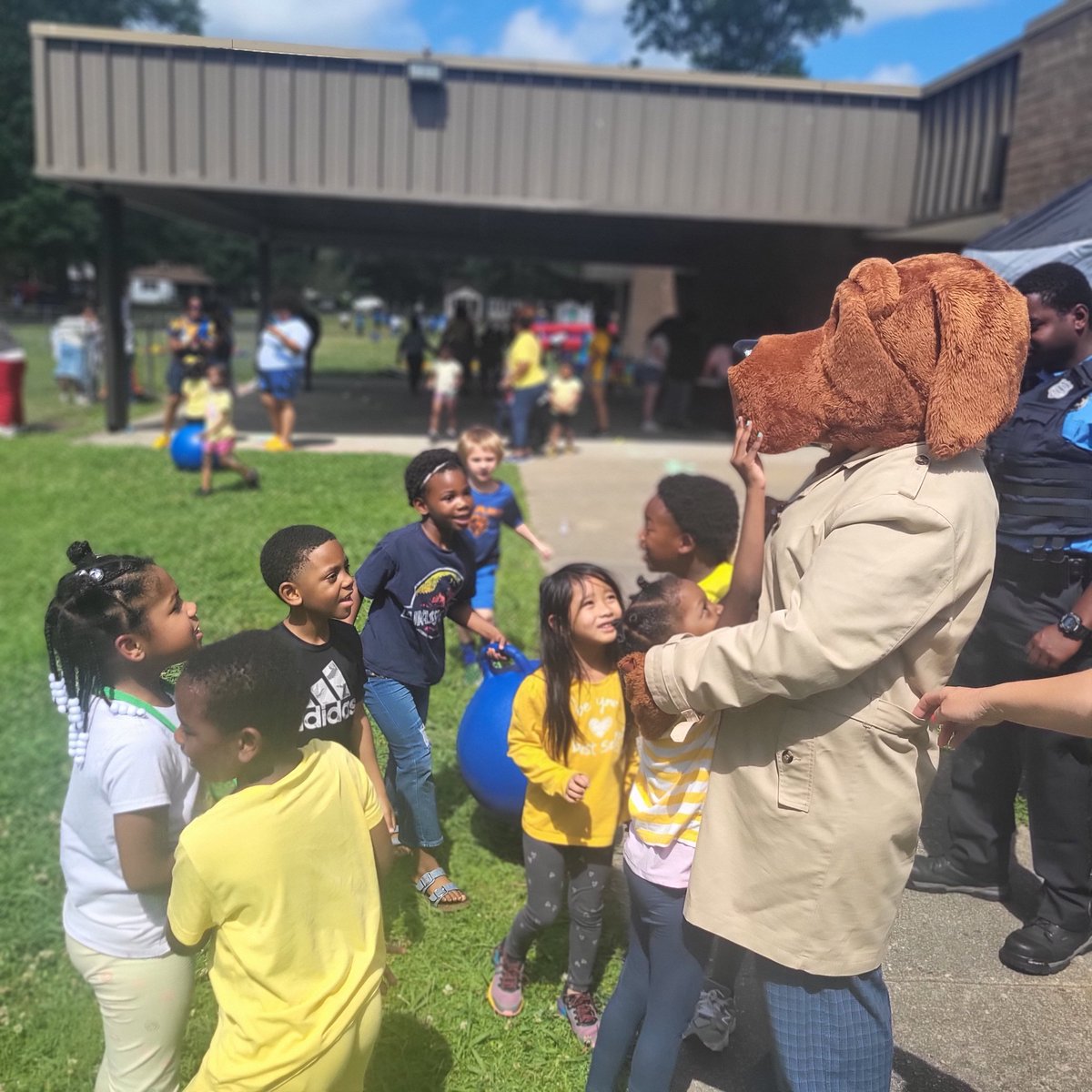driddick73's tweet image. McGruff the Crime Dog and the @PortsmouthPD supported @CradockES for field day and to continue recognition of Gun Violence Awareness!! @ebracyPPS @cardellpatillo @Sand120513 @PortsVASchools @cityofPortsVA @McGruffatNCPC #ppsorangeout