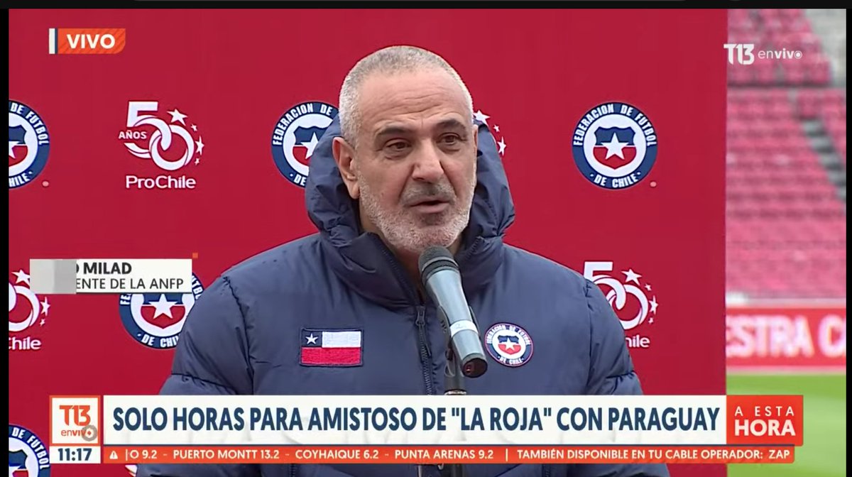 arrobanelsong's tweet photo. Pablo Milad con parka Nike de la Selección intervenida con un parche, siendo que el auspiciador actual es Adidas. https://t.co/nbG8GA5exE