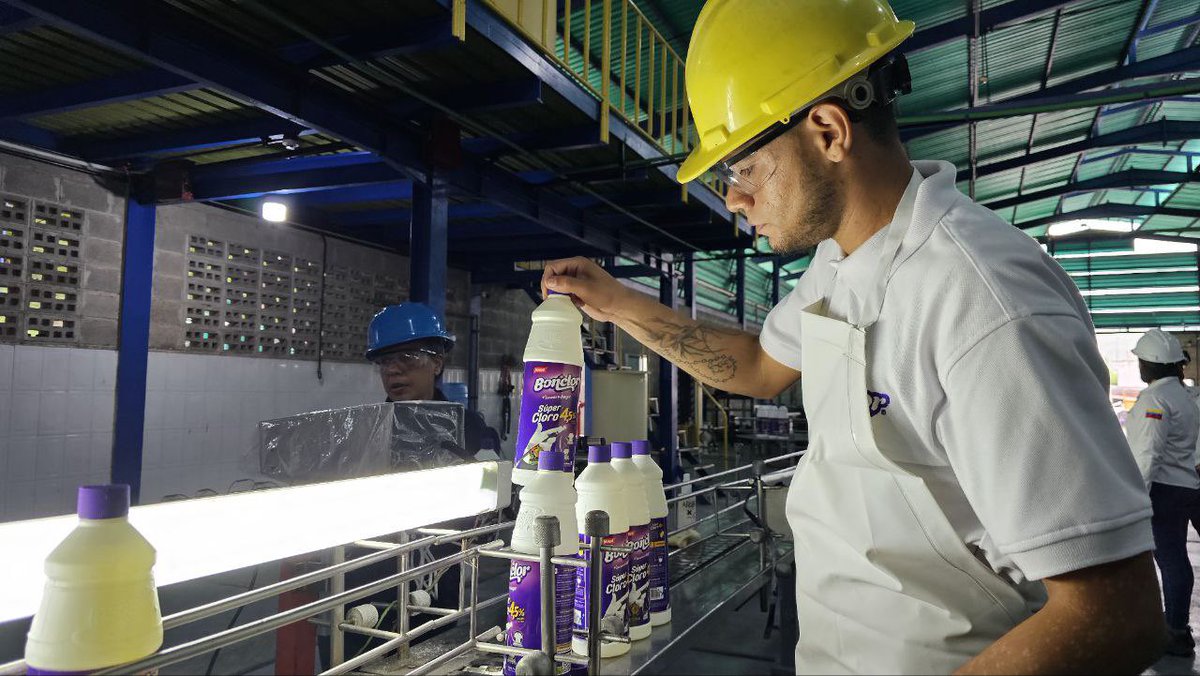 PrensaPequiven's tweet photo. 📍Pequiven, a través de la Unidad de Negocios de Productos Industriales, realizó acercamiento comercial y asesoría técnica a Hipocloven, C.A., empresa dedicada a la fabricación de hipoclorito de sodio a nivel industrial y productos de limpieza a granel como productos terminados. https://t.co/vQ06JGGIvw