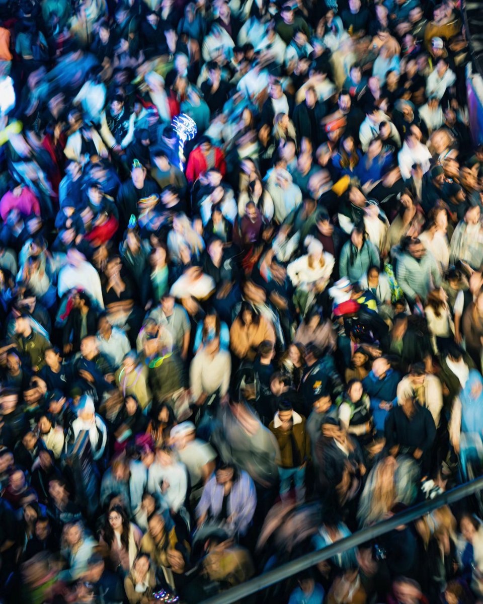 The crowds after the Vivid Sydney drone show on Saturday night 😮 Even though it was crowded and it took a bit longer to get home, I didn't mind it at all - it's great to see people out celebrating art and enjoying each other's company!

#sydney #photography #vividsydney