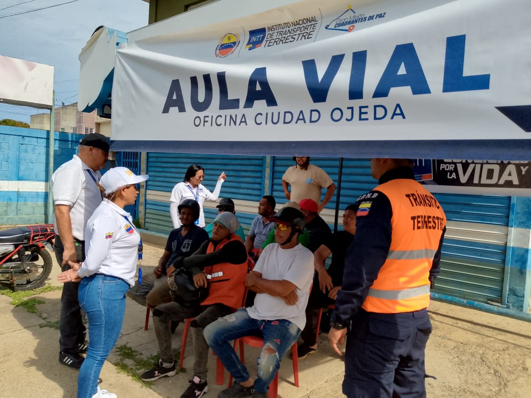 InttContigo's tweet photo. #SeguridaVial | Funcionarios de #INTT Ciudad Ojeda, se desplegaron en el municipio Lagunillas instalando el Aula Vial para impartir charlas educativas a los conductores, previendo así accidentes de tránsito.
-
#NicoTieneLasRiendas https://t.co/hJ4SFSHlxN