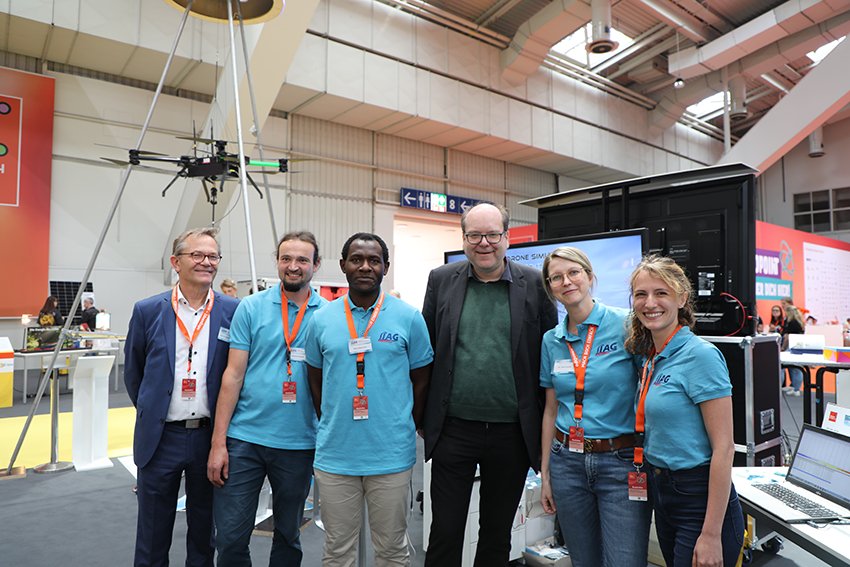 LIAG Institute for Applied Geophysics (@liag_research) on Twitter photo Nds. Umweltminister <a href="/GruenMeyer/">Christian Meyer</a> am vom #LIAG entwickelten Salzwassermonitoringsystem SAMOS <a href="/ideenexpo/">IdeenExpo</a>! Es hilft z.B. <a href="/oowv/">vincent woo</a> @StwBo an #Küsten und unter Inseln in #Deutschland potenzielle Versalzung kontinuierlich zu überwachen - für ein nachhaltiges Wassermanagement! #Grundwasser Nds. Umweltminister <a href="/GruenMeyer/">Christian Meyer</a> am vom #LIAG entwickelten Salzwassermonitoringsystem SAMOS <a href="/ideenexpo/">IdeenExpo</a>! Es hilft z.B. <a href="/oowv/">vincent woo</a> @StwBo an #Küsten und unter Inseln in #Deutschland potenzielle Versalzung kontinuierlich zu überwachen - für ein nachhaltiges Wassermanagement! #Grundwasser