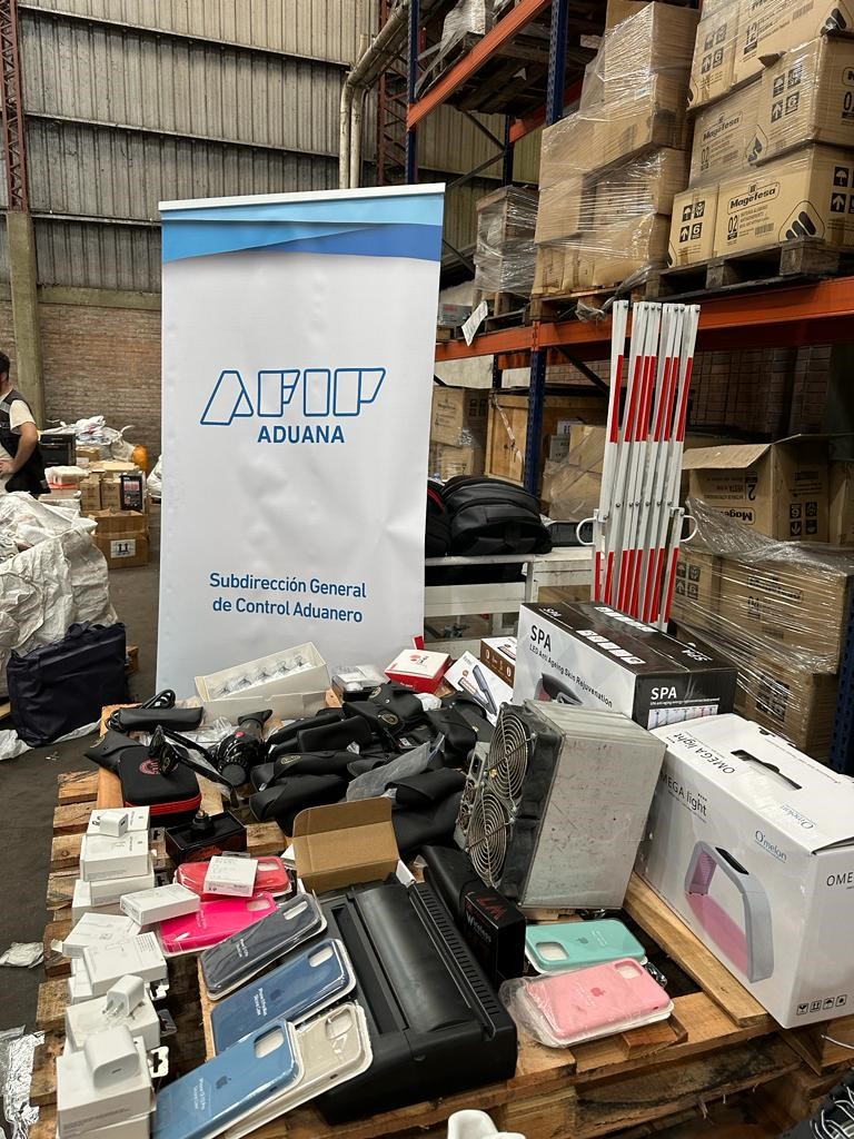 WCO_OMD's tweet photo. Summary of Operation STOP III Results at WCO Symposium on Counterfeit Goods in E-commerce
๐ https://t.co/1oP4p66hMr
#WCO #Customs #OperationSTOP #Counterfeiting #eCommerce #IntellectualPropertyRights #IPR https://t.co/U6DgwlE7sN