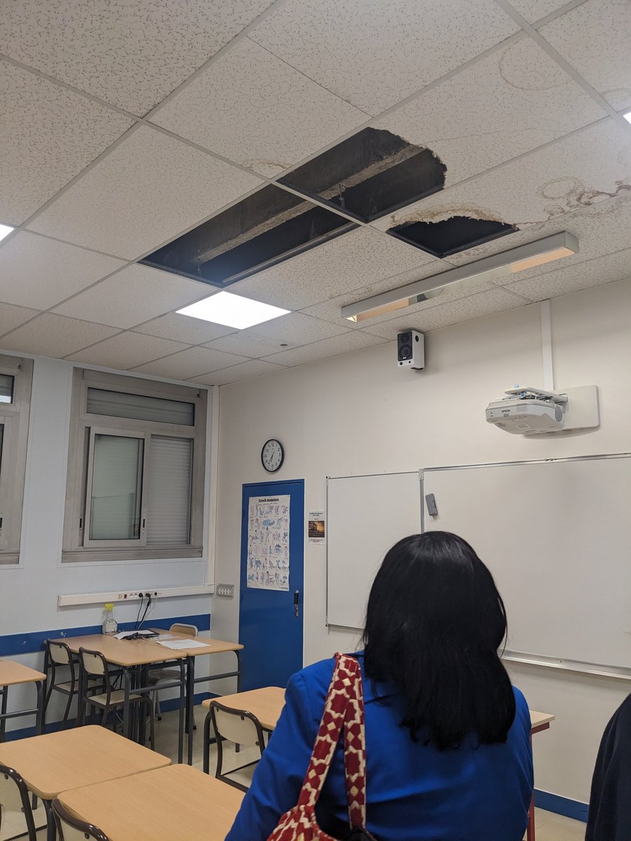 GroupeSER_idf's tweet photo. Face à cet état de vétusté, la Région doit réagir ! 

Nous étions ce matin au lycée Saint-Exupéry de Mantes-la-Jolie à la demande de la @FCPE78 et de LIPEV : plafonds qui s'écroulent, fuites d'eau, fenêtres cassées, problèmes d'isolation et absences des élus @idfr dans les CA... https://t.co/vCFCSW7QxS