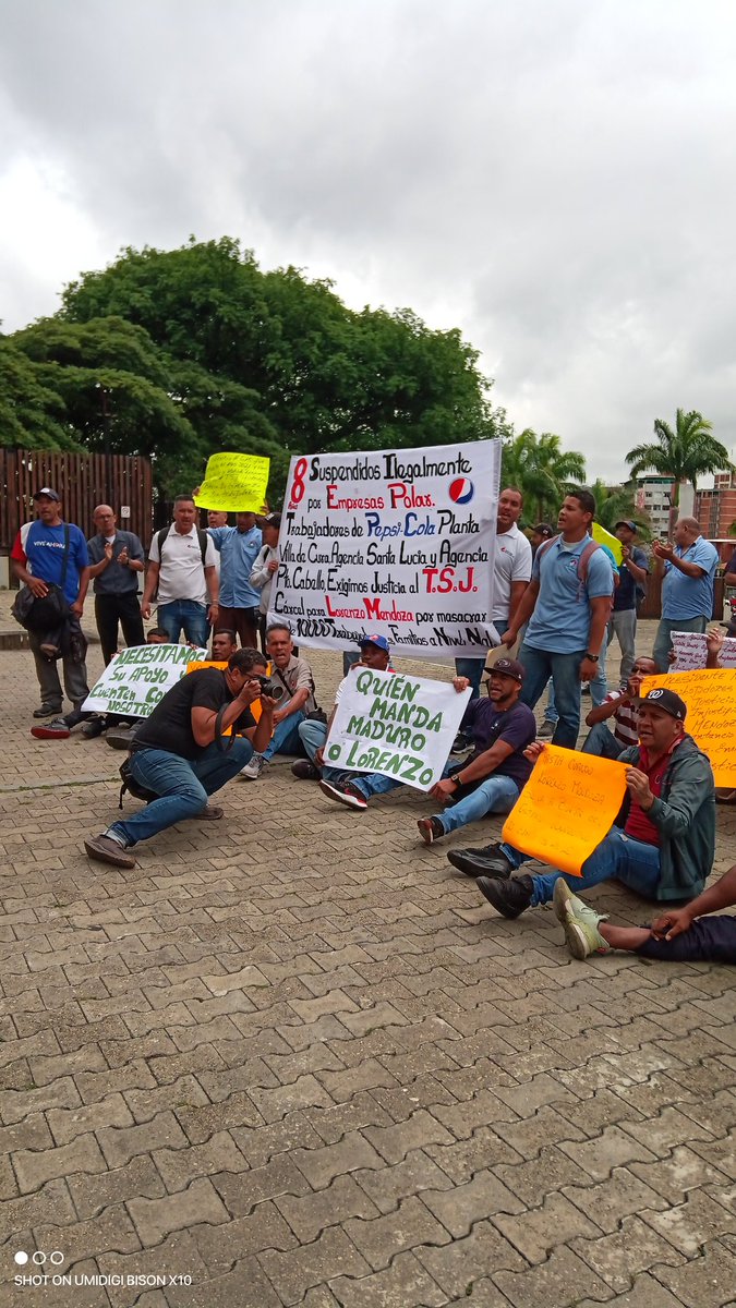 Una vez más los trabajadores de Polar en Plantón en el TSJ exigiendo se hagan cumplir las sentencias.
Son 8 años luchando contra Lorenzo Mendoza.
El <a href="/TSJ_Venezuela/">TSJ Venezuela</a> <a href="/BeatrizRabg/">Caryslia Beatríz Rodríguez</a> <a href="/Asamblea_Ven/">Asamblea Nacional 🇻🇪</a> <a href="/NicolasMaduro/">Nicolás Maduro</a>