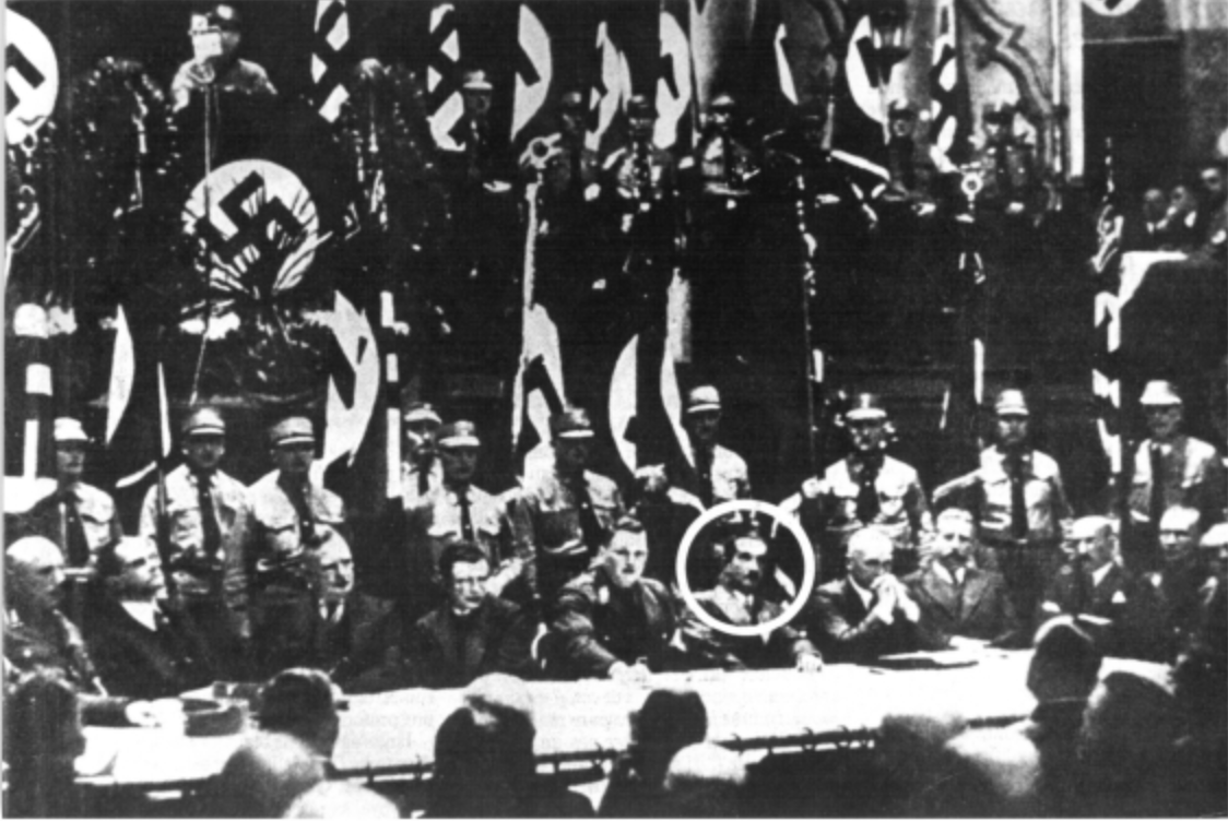 R_Flecha's tweet photo. Hay "intelectuales" que atribuyen la causa del nuevo ascenso del nazismo a quienes están en las redes sociales mientras alaban al principal intelectual nazi: Heidegger. Se necesitan mejores intelectuales; lo clarifico en el libro La sociedad dialógica: https://t.co/WOEChTMu5h https://t.co/1KxXsHthgO