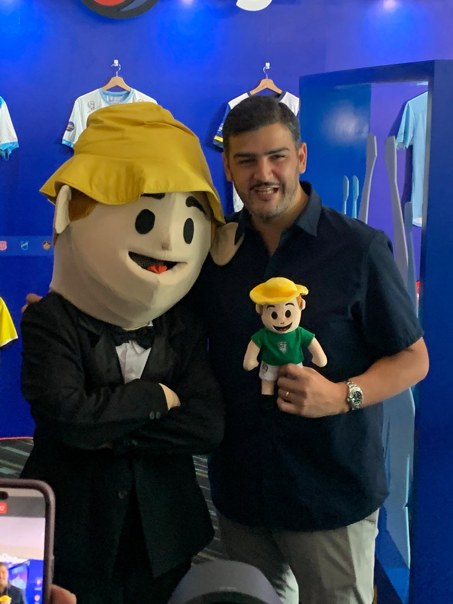 directfutbolec's tweet photo. TODOS LE QUIEREN A @Bananerito2009
El Alcalde de #Guayaquil, @aquilesalvarez compartiendo un momento ameno con @Bananerito2009 en la #ProSummit de la #LigaProEc
📸: @soniiperez_ https://t.co/xJgwikQCaM