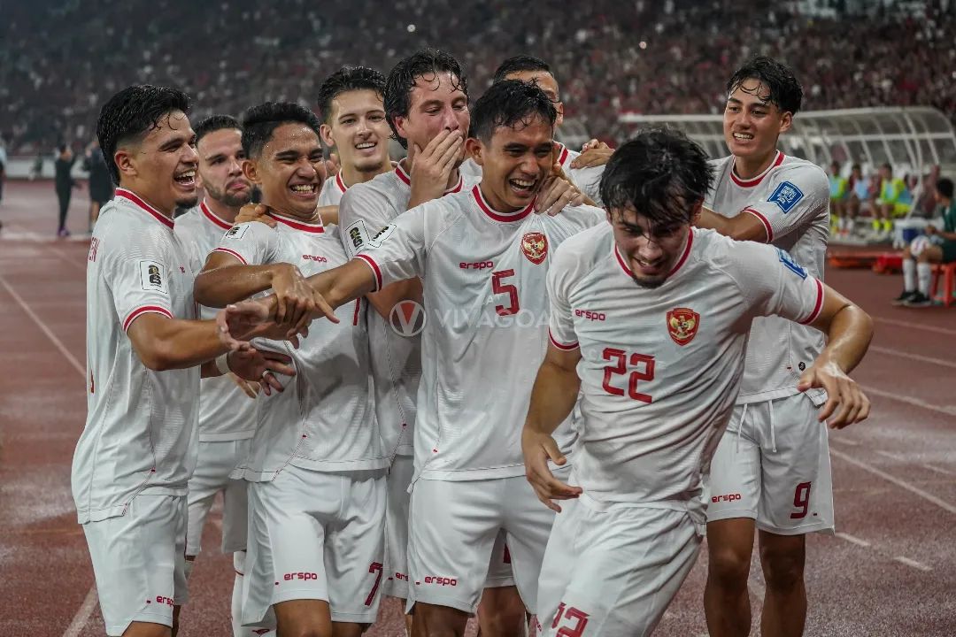 hourlynathan_'s tweet photo. THIS IS OUR TEAM THIS IS INDONESIA BROOOOO🦅🦅🦅 

such a heartwarming photos🥺

cr: vivagoal https://t.co/TSr8r2Y4VU