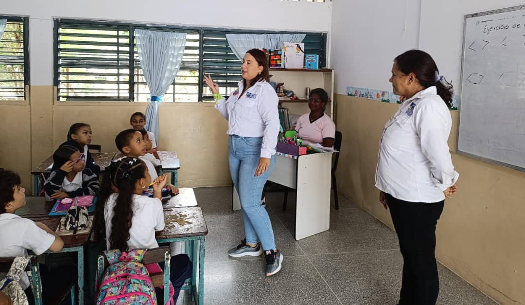 InttContigo's tweet photo. #Educación | Funcionarios del @INTTCharaNorte brindan recomendaciones sobre movilidad y educación vial, reforzando las normas de tránsito a los estudiantes del colegio U.E. Dr. Arocha Luna.
-
#NicoLeEchaPichón https://t.co/YFG9Eu3SkO