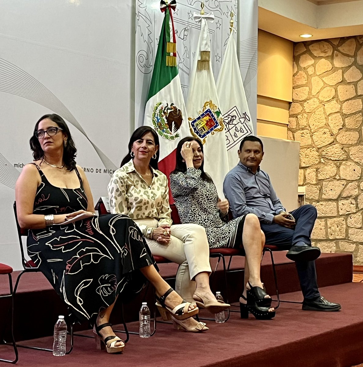 exeni's tweet photo. Michoacán se destaca por tener más estudiantes inscritos en el programa educativo “Delfín”. Estuvo presente la titular de la SEE @GabyMolinaMX #ICTI @uvaq @MarianaSosaO https://t.co/d3EbfgFfKM