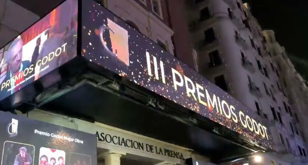RevistaGodot's tweet photo. ❕ ¡Ayer tuvo lugar la III ed. de los #PremiosGodot! Una noche llena de magia en la que los profesionales y medios nos juntamos para celebrar el enorme talento y el gran amor que tenemos en nuestro país por las artes escénicas.

¡Toda la info aquí! ✨👇🏻
https://t.co/YAbiu1hjyv https://t.co/U749UauFer