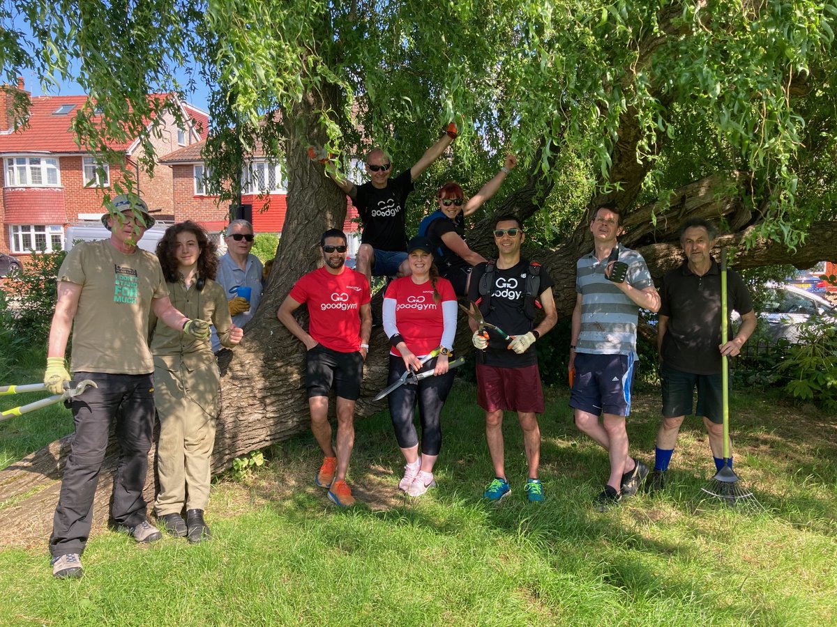Fabulous gardening day at #FriarsGardens as local residents were joined by five very fit volunteers from GoodGym Ealing to tackle weeds and grass #communitygarden #acton #nature #gardeninspiration #volunteers #goodgym #bbcmakeadifference