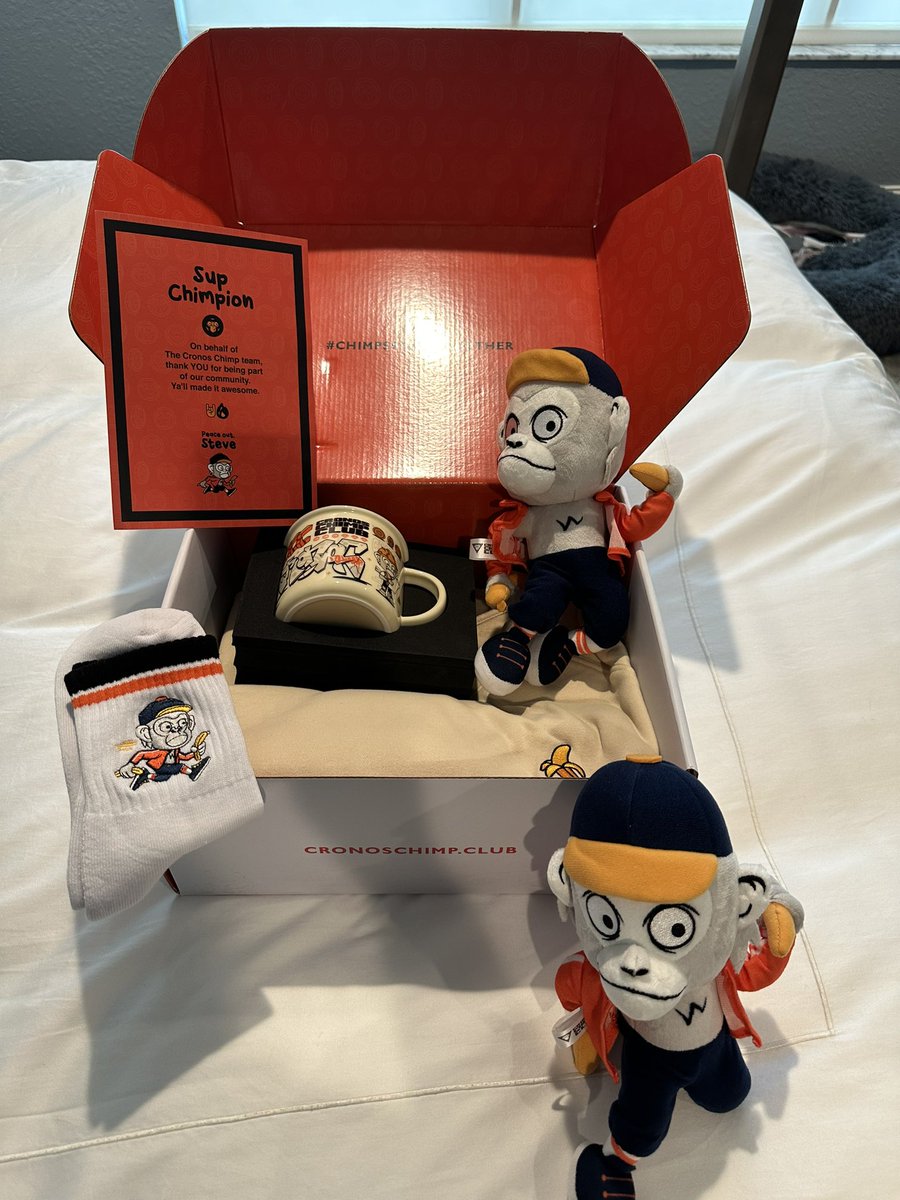 Thank you <a href="/CronosChimpClub/">Cronos Chimp Club (Official)</a> for the merch kit from the #Chimpay winnings 🙌
That is quality merch 😃💪 The sweats are super soft and logos are are stitched. Very cool and great job 🔥socks are cute and a GM mug and 2 Steves 🙌😊
#crofam