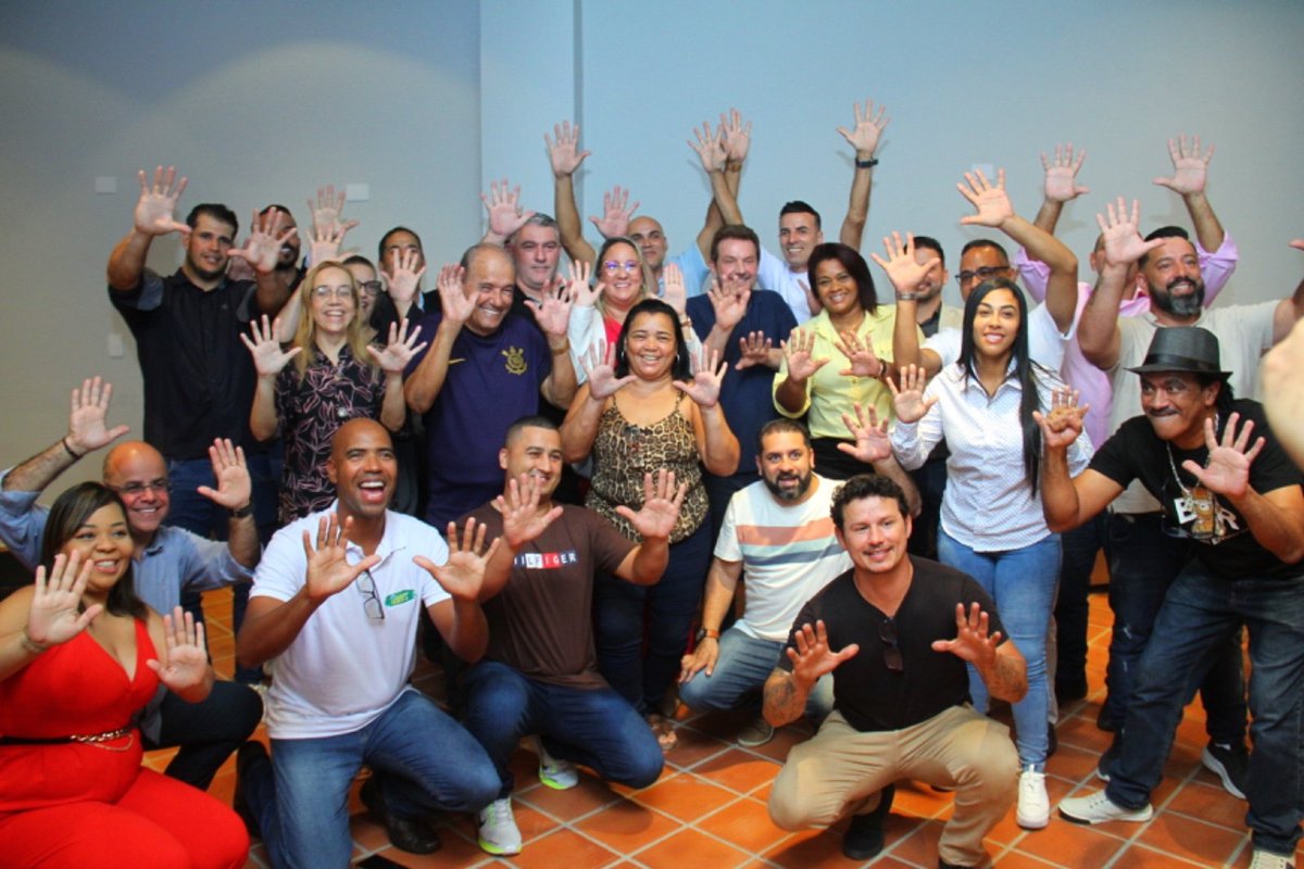 Encontro muito produtivo que tivemos ontem com pré-candidatos do Republicanos de Praia Grande. Ninguém faz nada sozinho, são várias mãos para construir o futuro. Obrigado a todos pelas palavras e confiança! 🤝

#AlbertoMourão #PréCanditado #PraiaGrande #BaixadaSantista