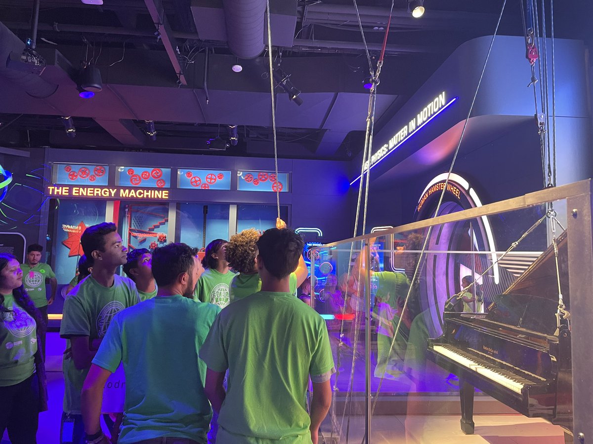 APBlair_'s tweet image. Okay, physics!  Students lifting a grand piano and a motorcycle using simple machines. @SliSummer #SuccessNothingLess