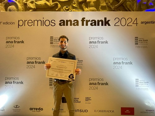 Felicitamos a <a href="/ProyectoShoa/">Proyecto SHOÁ</a> por el Premio especial de Jóvenes para Jóvenes que recibió ayer en Buenos Aires en la 1ª edición de los Premios Ana Frank <a href="/ari_suhami/">Ariel Suhami</a> <a href="/centro_anafrank/">Centro Ana Frank América Latina</a> cciu.org.uy/proyecto-shoa-…