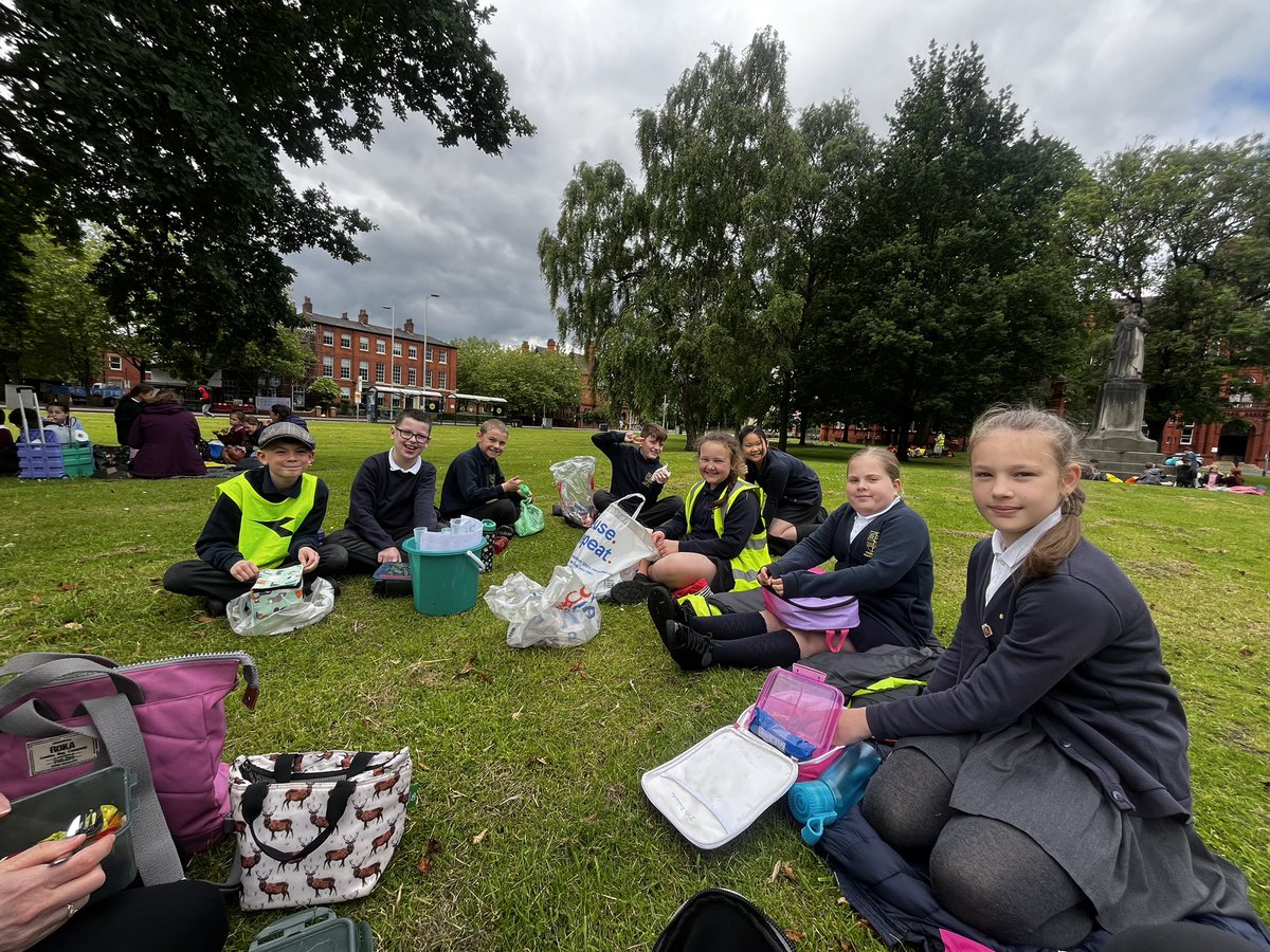 Vernon56KS2's tweet photo. Miss Ridgway and Mrs Millward had a fabulous day with @UoMSEERIH at The @GreatSciShare… #VPPScience https://t.co/kcy1eWwPpV