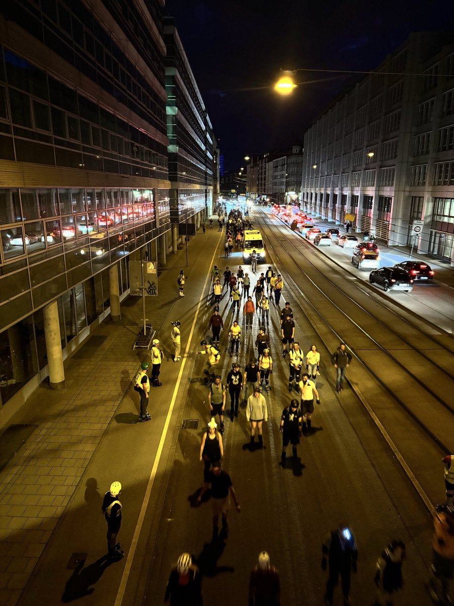 roteskreuzmuc's tweet photo. Blade Night 🛼
Mit Tausenden Menschen rollten wir gestern durch die Münchner Nacht.
Wir haben für die sanitätsdienstliche Sicherheit gesorgt. Natürlich waren unsere Sani-Skater dabei und die Motorradstaffel.
#BladeNight #Rollerblades #Skaten #BRKMuc #BladeNightMunich https://t.co/ywLBEq9tF5
