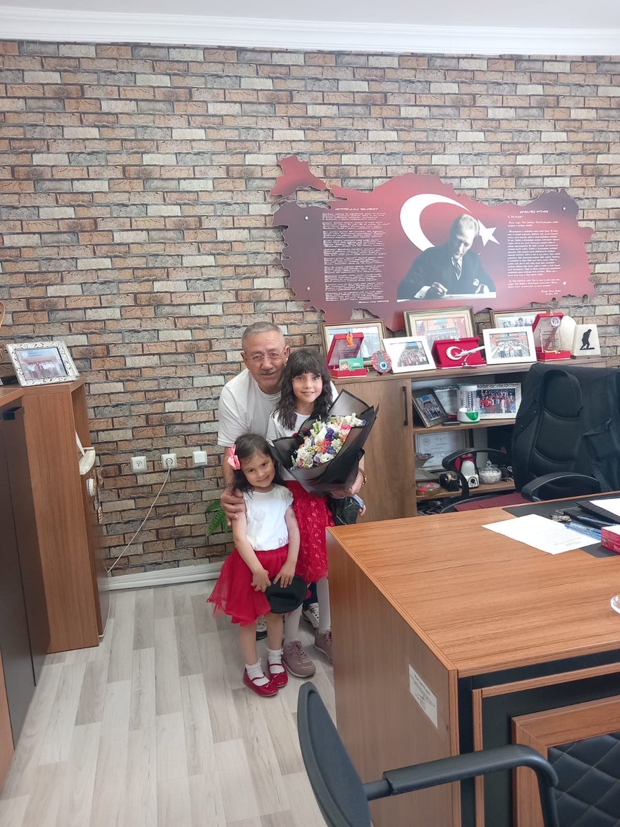 ilkokulkocatepe's tweet photo. 1/B sınıfı öğrencilerimiz #HaydiTatile dediler,gösterilerini sundular.Sınıf Öğretmenimiz Sn.Uzm.Öğrt.Şerife ADA pasta keserek ortamı #bayram yerine çevirdi.👏🤩🤗🧿🇹🇷.@tcmeb @Yusuf__Tekin @MemAnkara @kocakysr @keciorenkymkm @KeciorenMEM https://t.co/A4gfoDbSe5