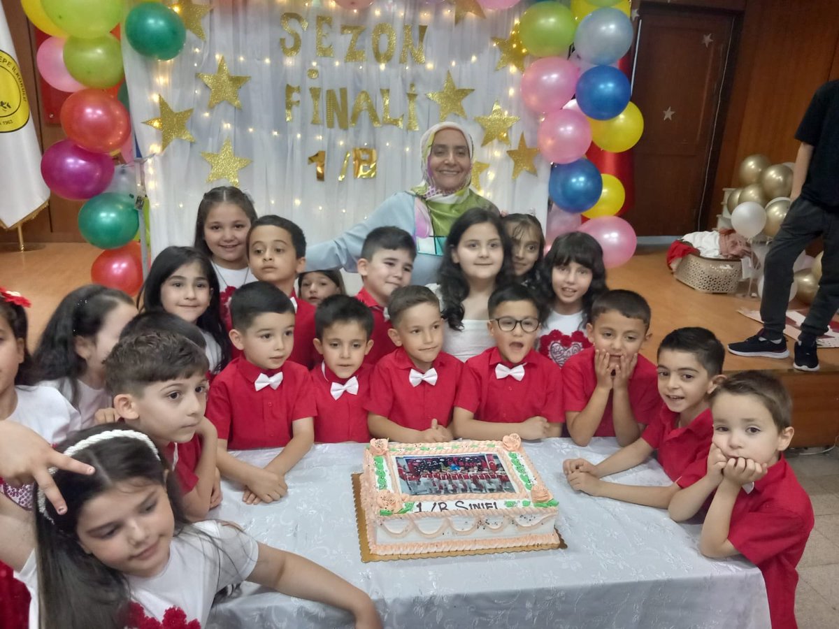ilkokulkocatepe's tweet photo. 1/B sınıfı öğrencilerimiz #HaydiTatile dediler,gösterilerini sundular.Sınıf Öğretmenimiz Sn.Uzm.Öğrt.Şerife ADA pasta keserek ortamı #bayram yerine çevirdi.👏🤩🤗🧿🇹🇷.@tcmeb @Yusuf__Tekin @MemAnkara @kocakysr @keciorenkymkm @KeciorenMEM https://t.co/A4gfoDbSe5