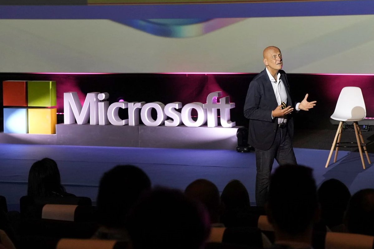 MicrosoftES's tweet photo. ¿Cómo no reconocer a nuestro invitado de la sesión Plenaria de la tarde, sobre todo si eres un amante del fútbol? Pierluigi Collina, Presidente del Comité de Árbitros de la FIFA, muestra cómo la tecnología también transforma el deporte. #MicrosoftEnvision https://t.co/RSmvE9QhsC