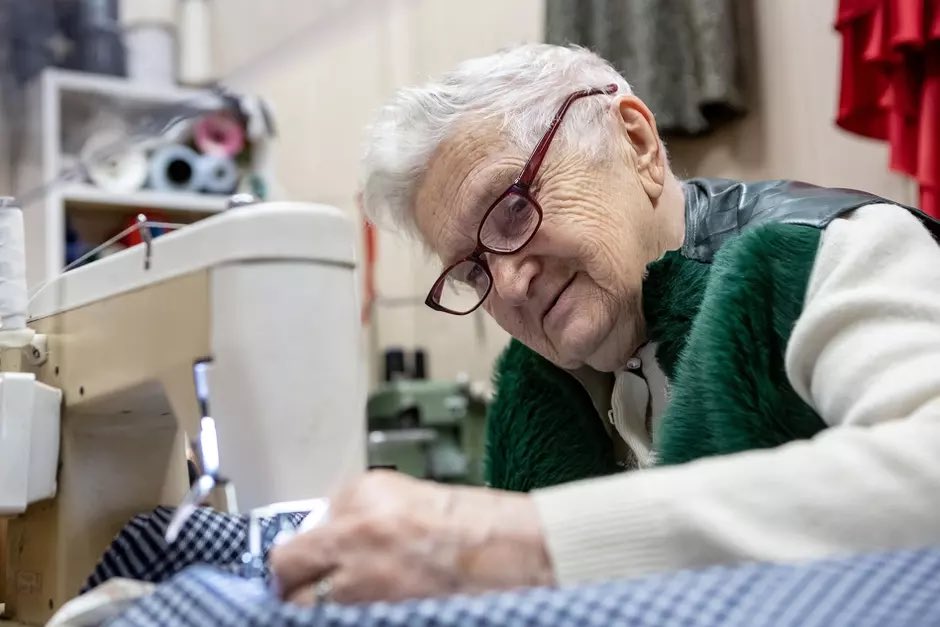 UWAGA #Gdańsk!!!! 

Pani Michalina ma 91 lat i prowadzi swój zakład krawiecki w Gdańsku ❤️ Jest krawcową z ponad pięćdziesięcioletnim stażem! Mimo swojego wieku, nie zamierza na razie rezygnować z pracy.

Materiał: Portal Miasta Gdańska; Agata Olszewska 

#dziadkowiebiznesu