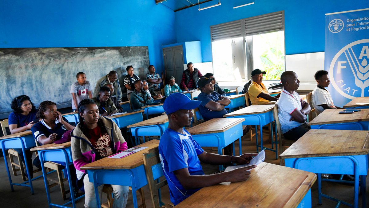 FAOMadagascar's tweet photo. La mission de supervision du Programme DEFIS dans le Centre-Sud-Est a montré des avancées en sécurisation foncière pour les petits producteurs d’Antsenavolo, Vatovavy.
Avec l'assistance technique de la FAO et du #MDAT,
8 000 certificats fonciers sont prévus d'ici août 2024. https://t.co/TmBiJKN1mV