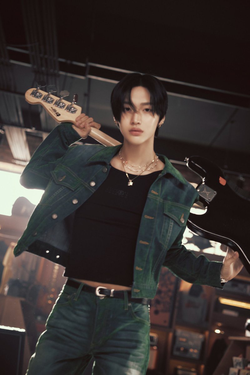 Even the legendary guitarists desires to master the art of playing the bass. Now tell me, where is that bass? 🎸