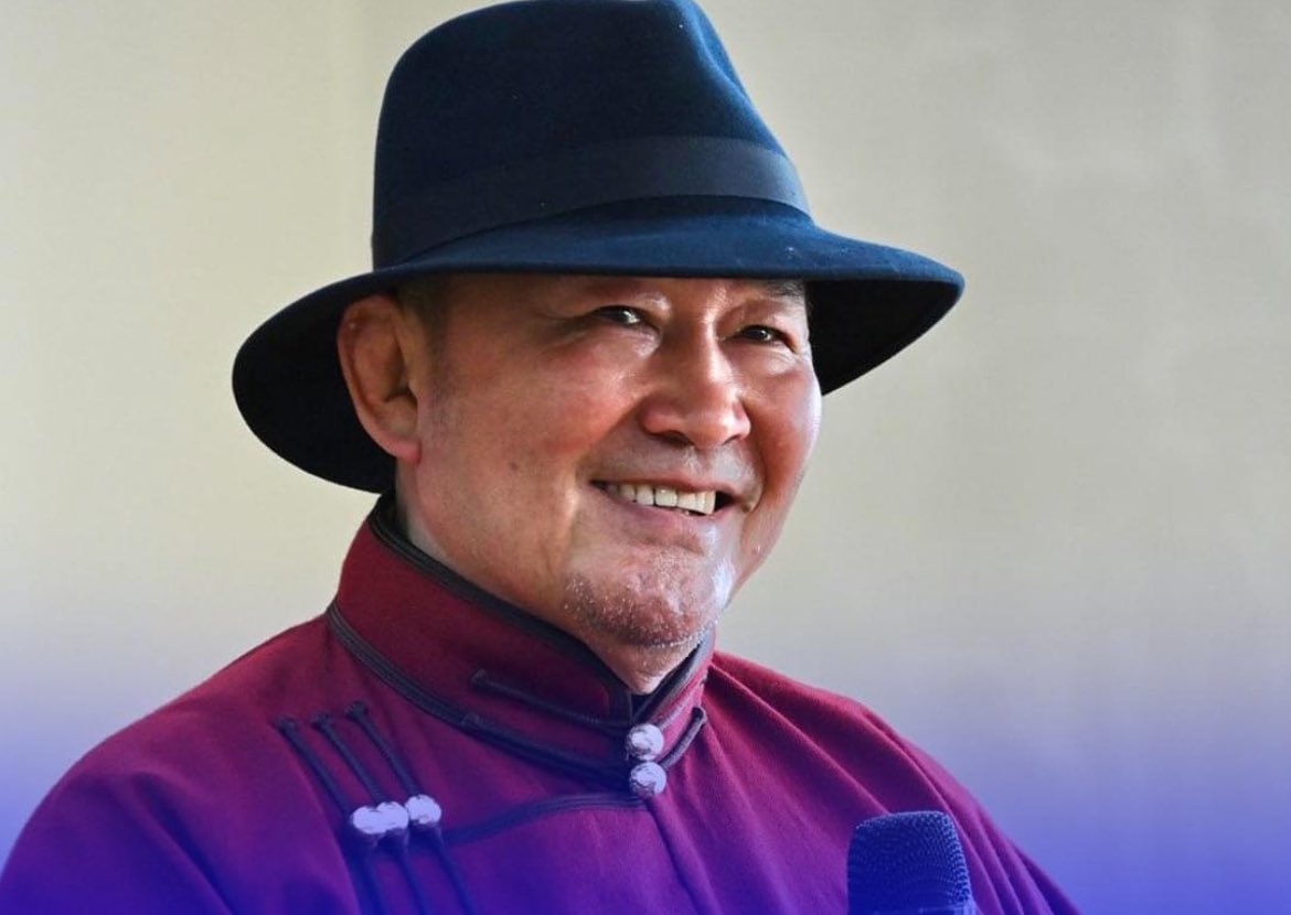 Х.Баттулгыг дагавал нэг нь шоронд нөгөө нь шороон дор ордог! Булганыханд зориулав!

Бас А.Амар сайдыг чинь буудаж алсан Оросын тавиул шүү дээ!!!

Инээсэн бүхэн нөхөр биш!