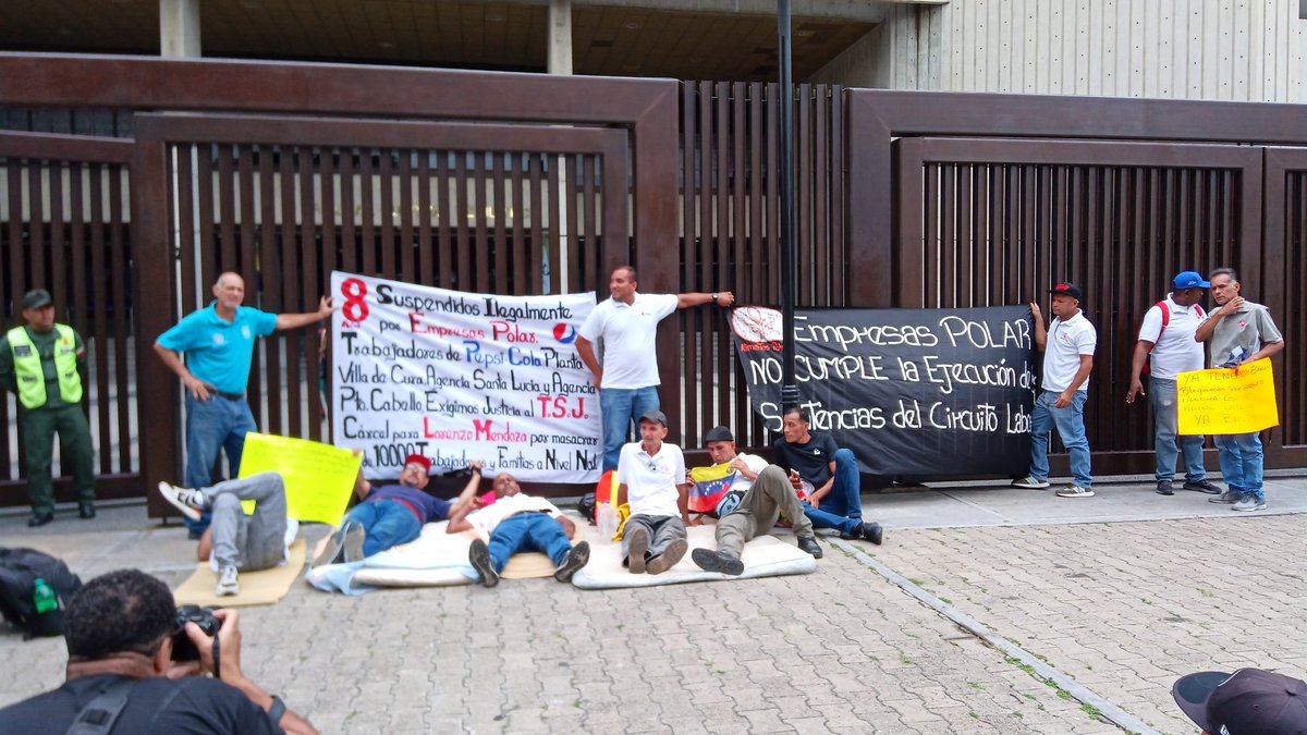 <a href="/Asamblea_Ven/">Asamblea Nacional 🇻🇪</a> <a href="/alecrivisqui/">Alejandro Crivisqui</a> <a href="/BeatrizRabg/">Caryslia Beatríz Rodríguez</a> <a href="/dcabellor/">Diosdado Cabello R</a> Nadie se mueve hasta conseguir respuesta de la magistrada <a href="/BeatrizRabg/">Caryslia Beatríz Rodríguez</a> presidenta del <a href="/TSJ_Venezuela/">TSJ Venezuela</a>