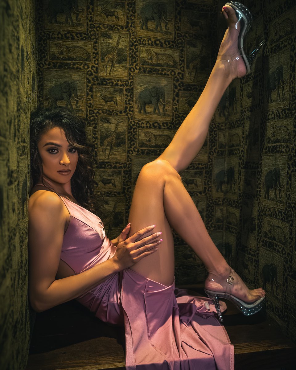 The Lodge is the perfect mix of classy and sexy! Enjoy a mouthwatering meal, a handcrafted cocktail, and a dance that will take your breath away!