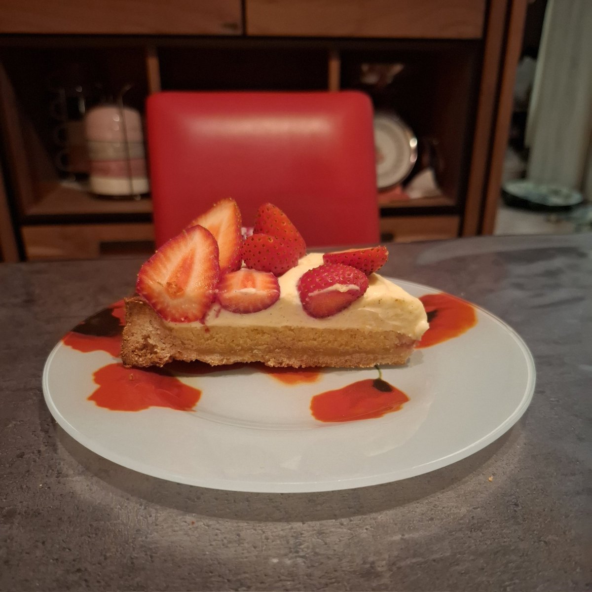 ambre5870's tweet photo. 🍓 Tarte aux fraises 🍓

Ma vieille soeur a demandé un dessert à base de fraises fraîches pour son anniversaire 🎂

  La recette :

- Pâte sablée à la vanille
- Crème d'amande aux fraises (j'en ai ajouté avant cuisson pour donner du peps)
- Crème diplômate (+ que moi) vanille https://t.co/m6ztdk4cqr